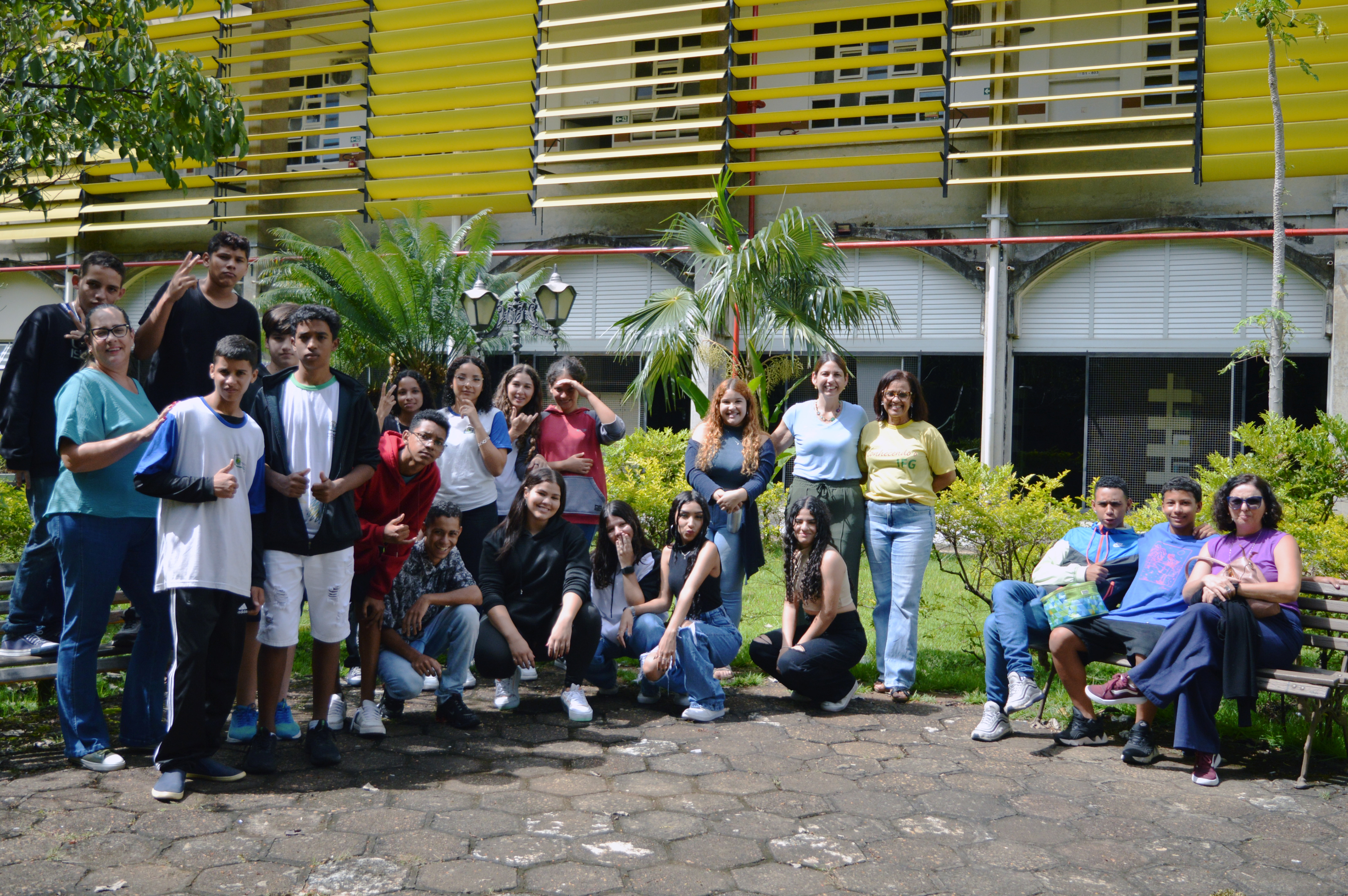 Grupo posa para foto após encerramento da visita